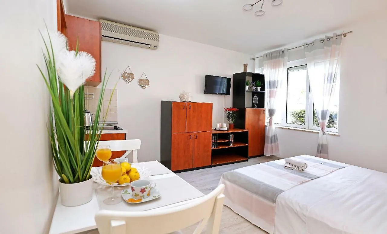 Apartment B&J Very Near Center Of Town Split