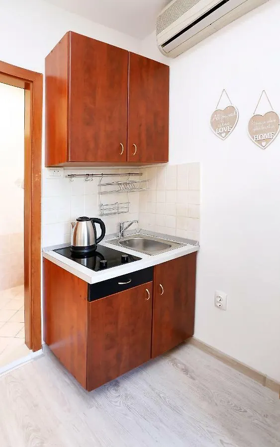 Apartment B&J Very Near Center Of Town Split 0*,