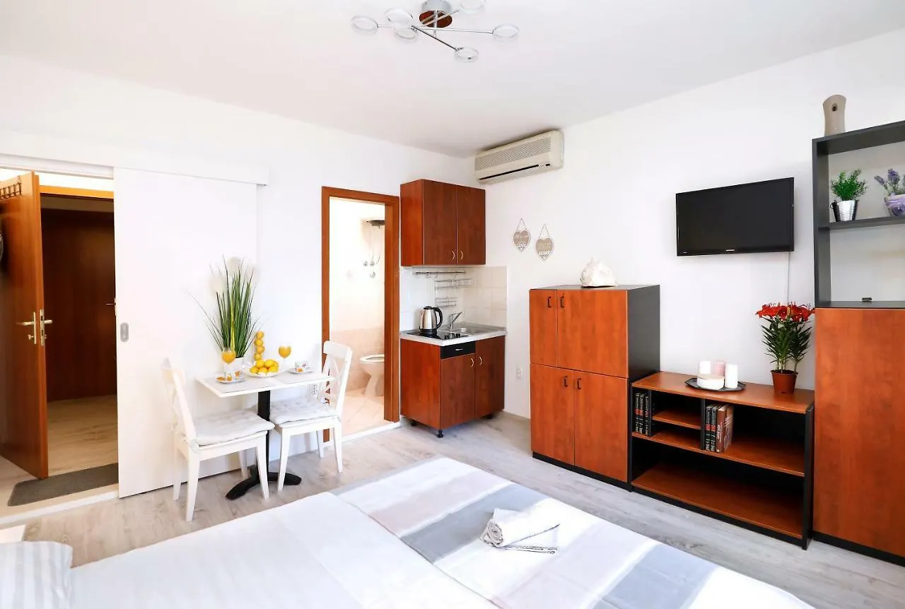 Apartment B&J Very Near Center Of Town Split